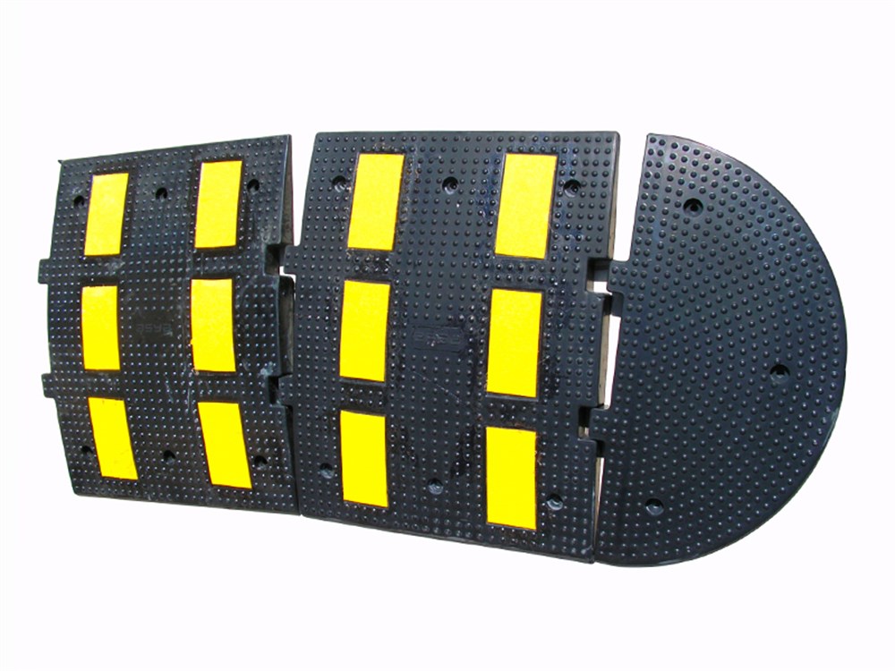 PL-01-400-6 Rubber Speed Bump with 6 Reflective Stripes 500 x 600 x 45 mm