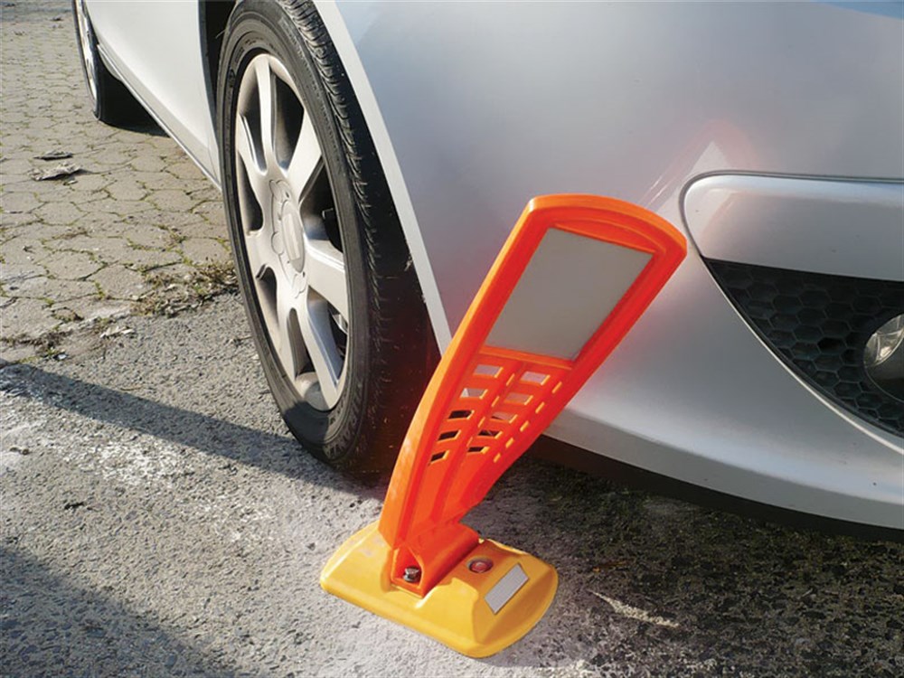 Road Stud with Reflective Signboard application